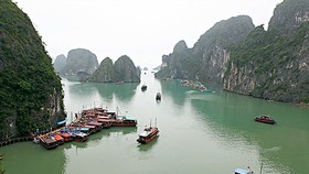 Đình chỉ tàu hoạt động trên vịnh Hạ Long vì bị “tố” quay trộm du khách