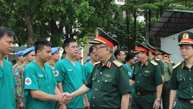 Thượng tướng Nguyễn Chí Vịnh trò chuyện cùng cán bộ, chiến sĩ