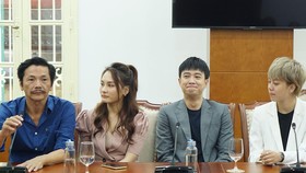 Đoàn làm phim “Về nhà đi con” nhận bằng khen của Bộ VH-TT-DL