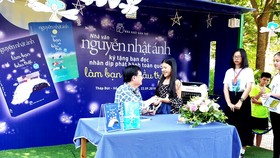 Hàng nghìn bạn đọc Hà Nội say sưa “Làm bạn với bầu trời”