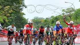 Các tay đua tại đích đến. Ảnh; NGUYỄN NHÂN