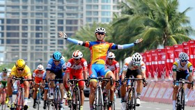 Pha ăn mừng chiến thắng của Nguyễn Tấn Hoài. Ảnh: NGUYỄN NHÂN