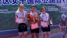 Tay đua Nguyễn Thị Thật trong bục trao thưởng.