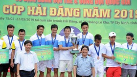 Đội Hải Đăng Tây Ninh với chiếc Cúp vô địch.