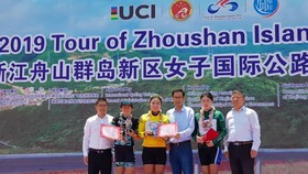 Thu Mai trên bục nhận áo vàng.