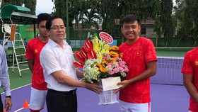 Đồng chí Phạm Viết Thanh đang trao hoa và quà cho đội tuyển.
