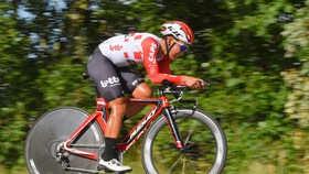 Tay đua Nguyễn Thị Thật trong màu áo CLB Lotto Soudal Ladies.