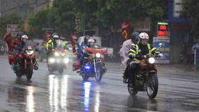 Mô tô dẫn đoàn trong mưa.