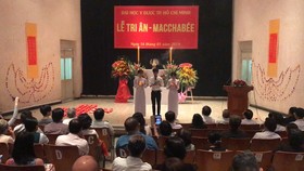 Khi thân xác trở thành người thầy im lặng
