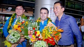 HLV Miguel (giữa) cùng với Phó chủ tịch Trần Quốc Tuấn và ông Trần Anh Tú