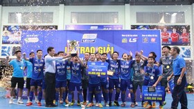 Lãnh đạo HFF và nhà tài trợ trao Cúp vô địch cho đội Hải Phương Nam