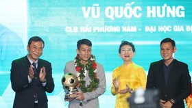 Vũ Quốc Hưng nhận Quả bóng vàng futsal từ Phó chủ tịch VFF Trần Quốc Tuấn. Ảnh: DŨNG PHƯƠNG