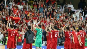 Các cầu thủ Việt Nam chào cám ơn người hâm mộ sau trận thắng Yemen 2-0. Ảnh: ANH KHOA