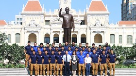 Tập thể CLB Sài Gòn trước tượng đài Chủ tịch Hồ Chí Minh. Ảnh: ANH TRẦN