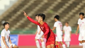 Danh Trung vui mừng sau bàn thắng. Ảnh: DŨNG PHƯƠNG