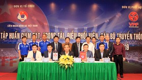 Các giảng viên chụp ảnh lưu niệm cùng lãnh đạo VFF, VPF. Ảnh: ĐOÀN NHẬT