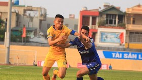 Sỹ Giáp nỗ lực ngăn cản pha tấn công của Văn Thắng. Ảnh: MINH HOÀNG