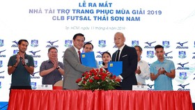 Lãnh đạo công ty Thái Sơn Nam và Mizuno tại lễ ra mắt. Ảnh: DŨNG PHƯƠNG