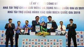 Lễ công bố nhà tài trợ giải hạng Nhất 2019. Ảnh: MINH HOÀNG