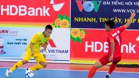 Cao Bằng (áo vàng) với lực lượng chủ yếu là cầu thủ U20. Ảnh: Anh Trần