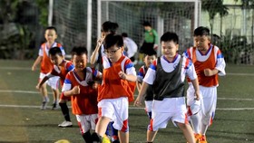 Các cầu thủ nhí thuộc lớp "Ươm mầm tương lai" trên sân Tao Đàn. Ảnh: NGUYỄN NHÂN