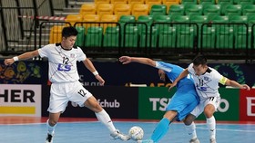 Shimizu và Văn Vũ kèm cặp ngoại binh Serghinho của Shenzhen. Ảnh: Độc Lập