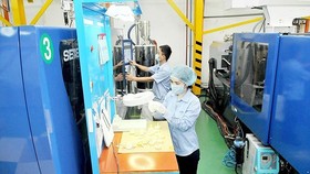 Producing high quality plastic to provide supporting products for local and foreign firms. (Photo: SGGP)