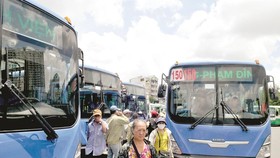 Reduction in CNG supply will seriously affect operation of buses in Ho Chi Minh City. (Photo: SGGP)