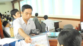 Investors trade stocks at a securities company. (Photo: SGGP)
