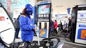 Fuel prices decline by VND500 per liter