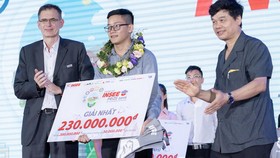 Sinh viên Ngô Triệu Nhân nhận giải Nhất Insee Prize 2019. Ảnh: Insee Prize