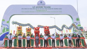 Các đại biểu dự lễ khánh thành cầu VWS1