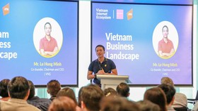 Ông Lê Hồng Minh-nhà đồng sáng lập, Chủ tịch và Tổng Giám đốc của VNG phát biểu tại diễn đàn Hệ sinh thái Internet Việt Nam diễn ra ngày 13/4, tại Singapore. Ảnh: TTXVN