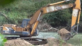 Ngang nhiên dùng xe đào múc cát trái phép ở sông Krông Nô