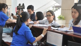 Khai thuế tại Chi cục Thuế TPHCM. Ảnh: CAO THĂNG