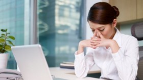 Nguyên nhân làm mắt cay xè, nhìn mờ