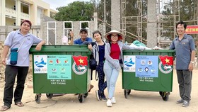 Tình nguyện viên “Dự án biển La Gi không rác” đi gom rác quanh các khu du lịch