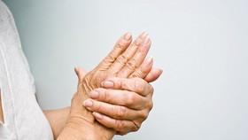 Tê buốt 2 bàn tay, 2 bàn chân và trong ống chân