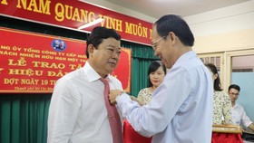 Trao Huy hiệu 30 năm tuổi Đảng cho đồng chí Nguyễn Thành Phúc