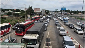 Xe cộ nối đuôi chờ qua trạm thu phí T2 trên quốc lộ 51
