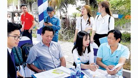 Người dân tìm hiểu dự án đất nền ở Cần Thơ