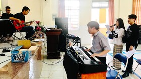 Người thầy tận tụy của học trò khiếm thị