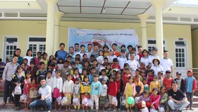 CLB Chung sức trẻ tặng quà và chụp hình lưu niệm cùng học sinh xã Phước Lộc, huyện miền núi Phước Sơn, Quảng Nam. Ảnh: V.M