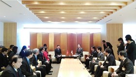 Chairman of Ho Chi Minh City People’s Committee Nguyen Thanh Phong meets governor of Nagano Prefecture Shuichi Abe. (Photo: Sggp)
