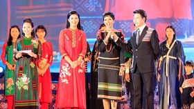 Miss Universe Vietnam 2017 H’Hen Nie speaks in the opening ceremony.