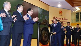 Prime Minister Nguyen Xuan Phuc beats the gong to open the New Year's trading session in Hanoi on February 12 (Photo: VNA)