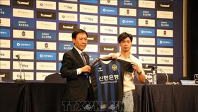 Cong Phuong receives his jersey at the press conference (Photo: VNA)