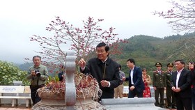 Former State President Truong Tan Sang offers incenses to heroes and martyrs at the high point 468. (Photo: Sggp)
