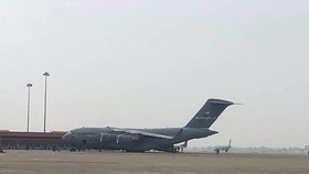 The Boeing Globemaster C-17 military aircraft arrives in Noi Bai International Airport. (Photo: Sggp)
