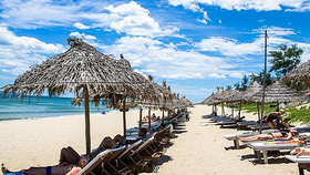 Tourists sunbathe on An Bang Beach in Hoi An (Photo by Shutterstock/minhngoc)